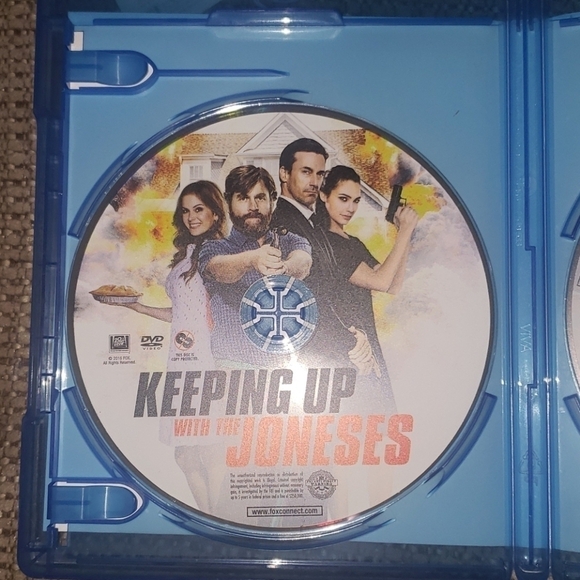 Keeping Up With the Jones 2 Disc Blu-Ray Comedy - Picture 4 of 4